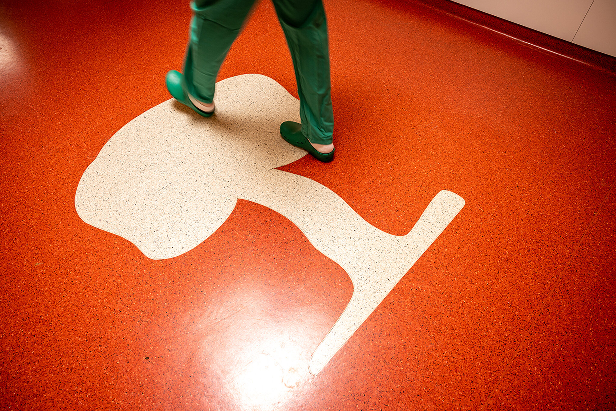 Logo der Orthoklinik im Fußboden